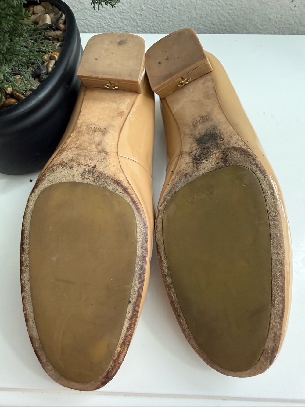 Tory Burch Gigi pump 2.5mm size 8.5 Beige Patent Leather Logo - Picture 8 of 10
